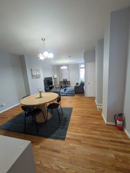 Building Photo - 3002 Kenyon Ave