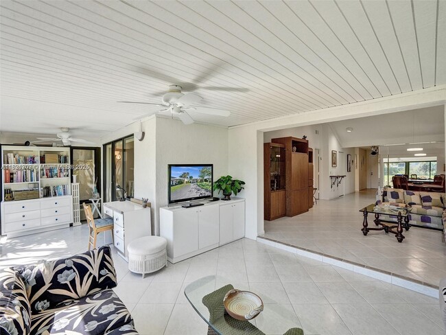 Building Photo - 8511 Casa Del Lago