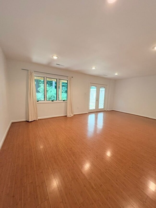 Building Photo - 2071 Golf Course Dr