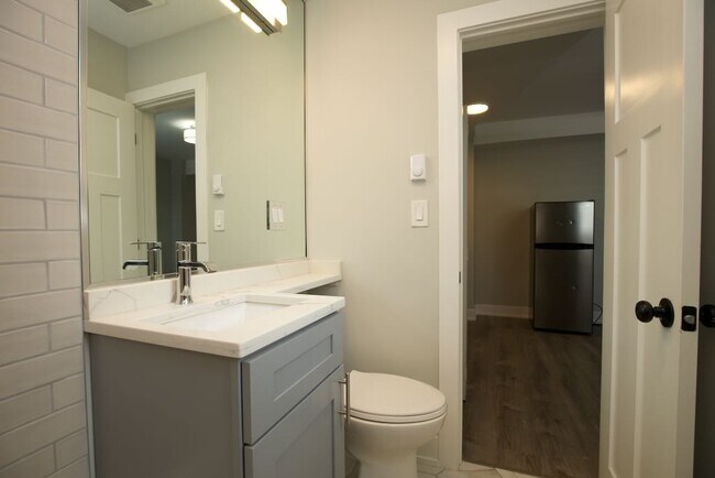 Building Photo - 508 W Belmont Ave