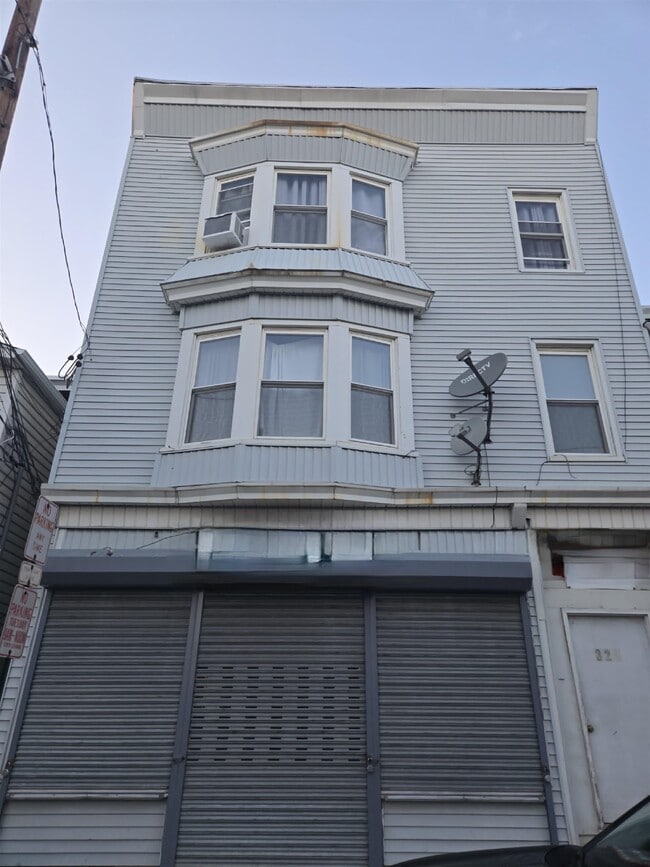 Building Photo - 328 Cross St