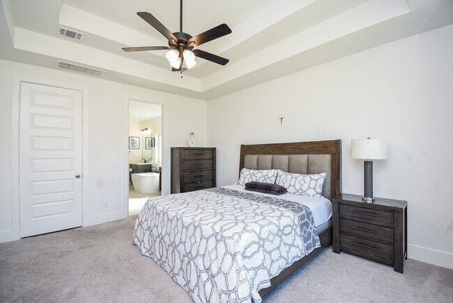 Building Photo - 823 Sarasota Shore Dr