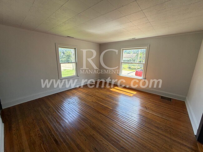Building Photo - 715 Woodbury-