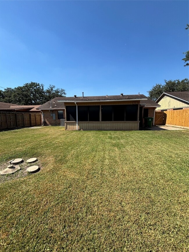 Building Photo - 10227 Gulf Meadows Dr