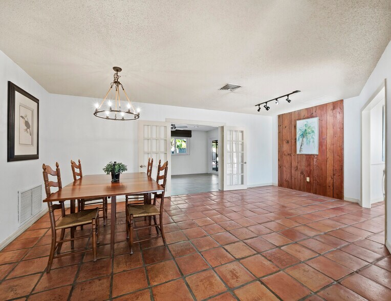 Building Photo - 633 Chevy Chase Dr