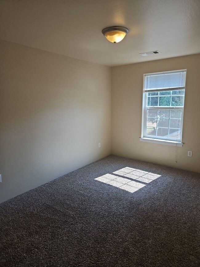 Building Photo - Available now! - 3 bed, 2 bath apartment i...