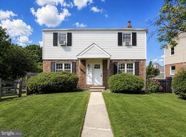 Building Photo - 256 W Beidler Rd