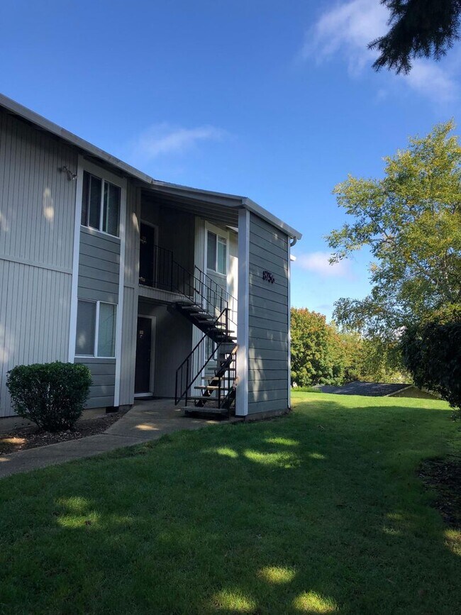 Building Photo - St. Johns 1 bedroom 1 bath in park-like setting.