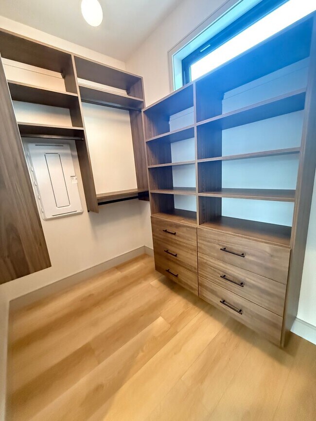 Building Photo - Brand new construction! 3 bedroom 3.5 bath end unit