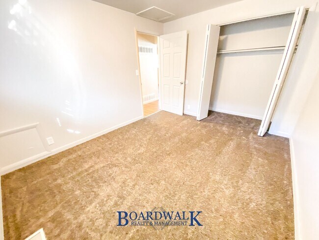 Building Photo - 253 E Crestone Ave