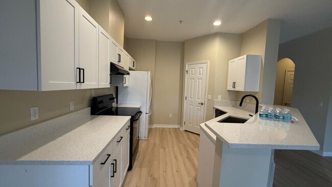 Building Photo - Beautiful 2 bed & 2.5 bath townhome