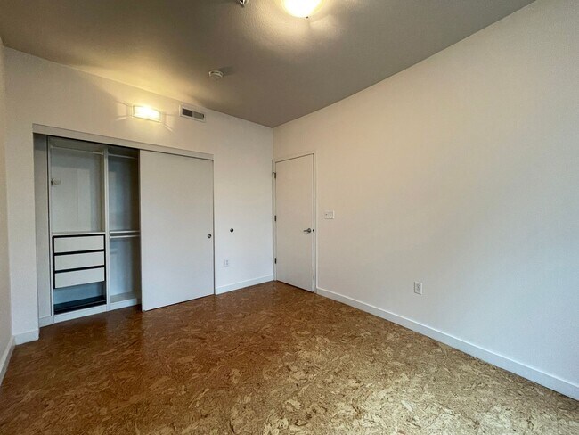 Building Photo - Fantastic Condo in NW Portland with Washer...