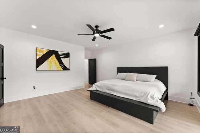 Building Photo - 151 S Pointe Dr