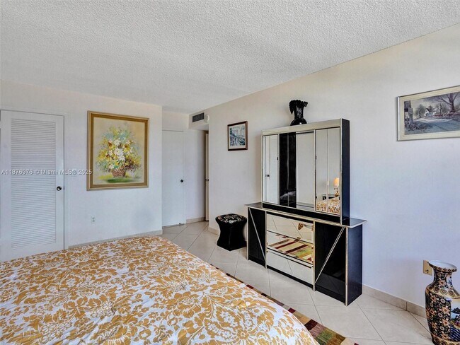 Building Photo - 1833 S Ocean Dr