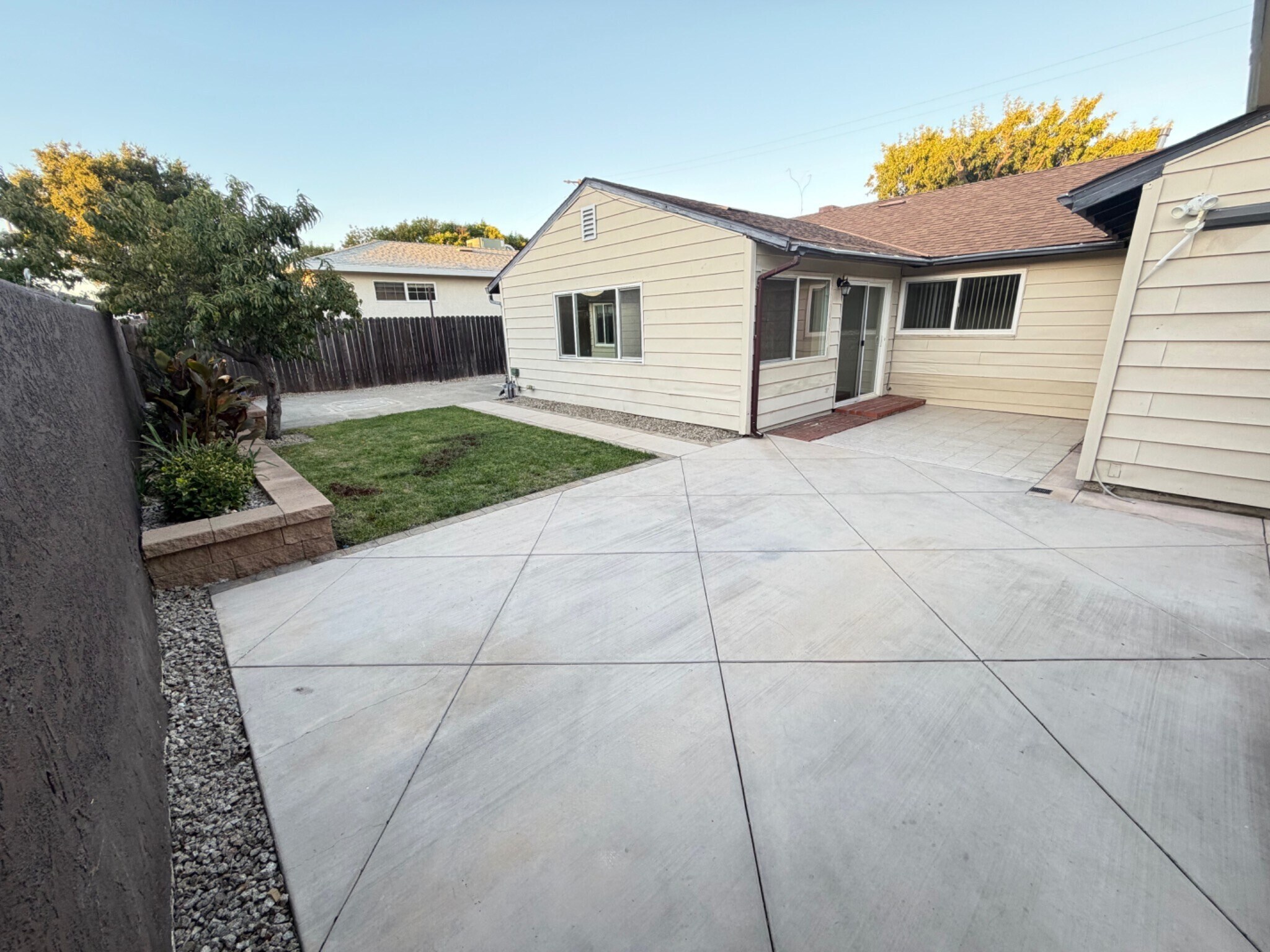 Building Photo - 1304 Louis Dr