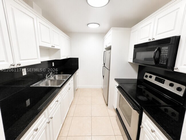 Building Photo - 10800 N Kendall Dr