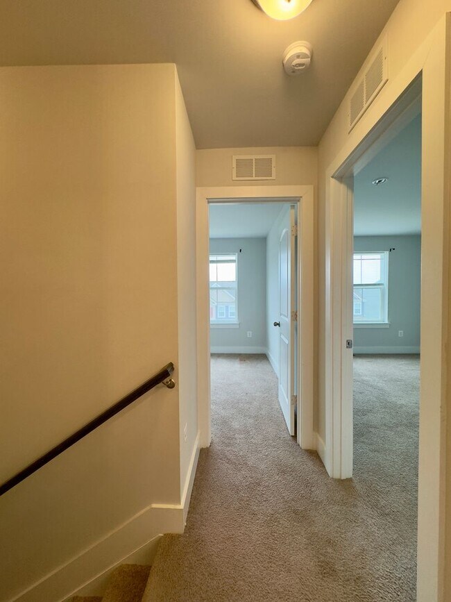 Building Photo - Charming 4 Bedroom/3.5 Bathroom in New WIn...