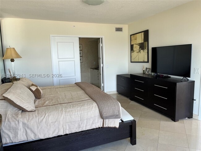 Building Photo - 17555 Collins Ave