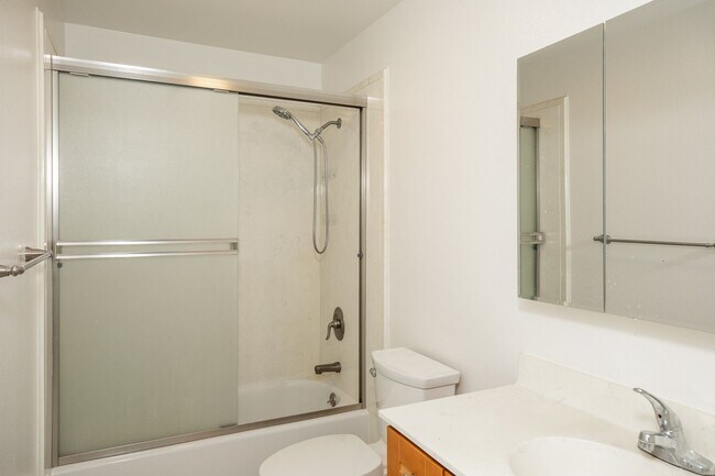 Building Photo - Spacious unit with a central location