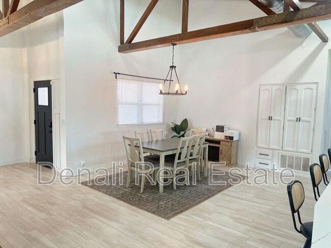 Building Photo - 1759 N Spring Cir