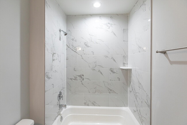 Building Photo - BRAND NEW Construction, 3 bed / 2 bath Ren...