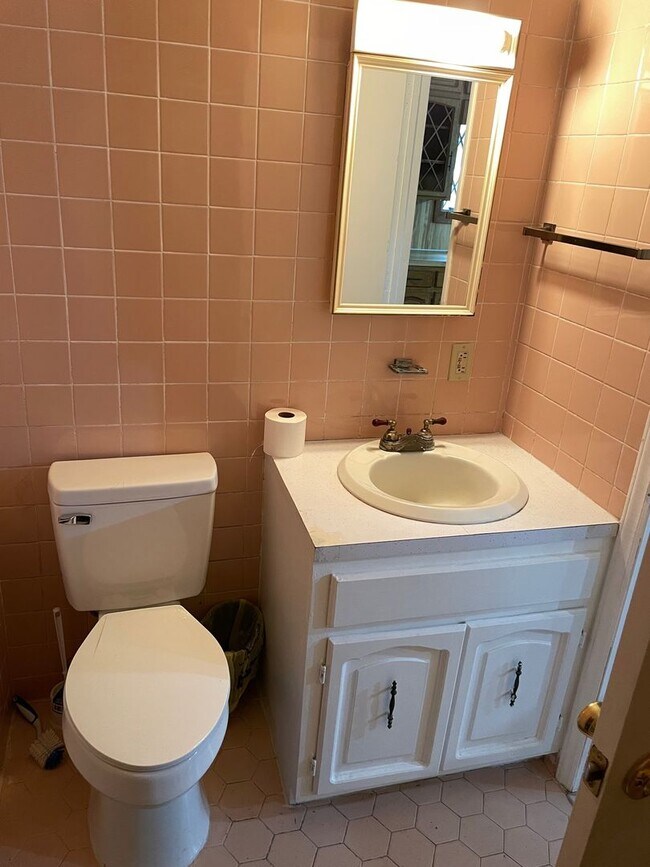 Building Photo - 3 bed 2 bath home