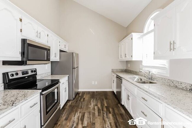 Building Photo - 3 Bed 2 Bath Home Available NOW!