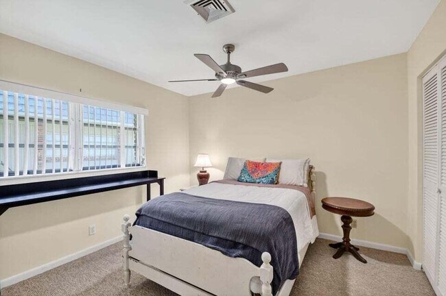 Building Photo - 324 Orange Tree Dr