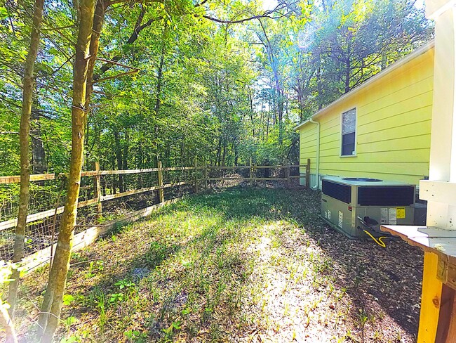 Building Photo - Welcome to this charming 3 bedroom, 2 bath...
