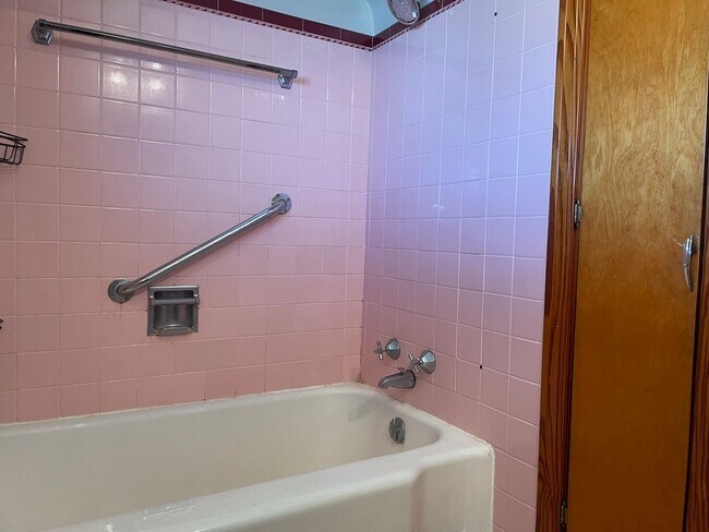 Building Photo - 4517 Lincoln Ave