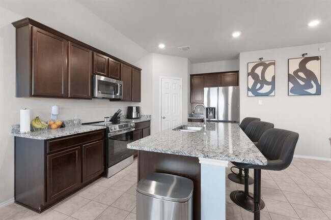 Building Photo - 1321 Lindsey Dr