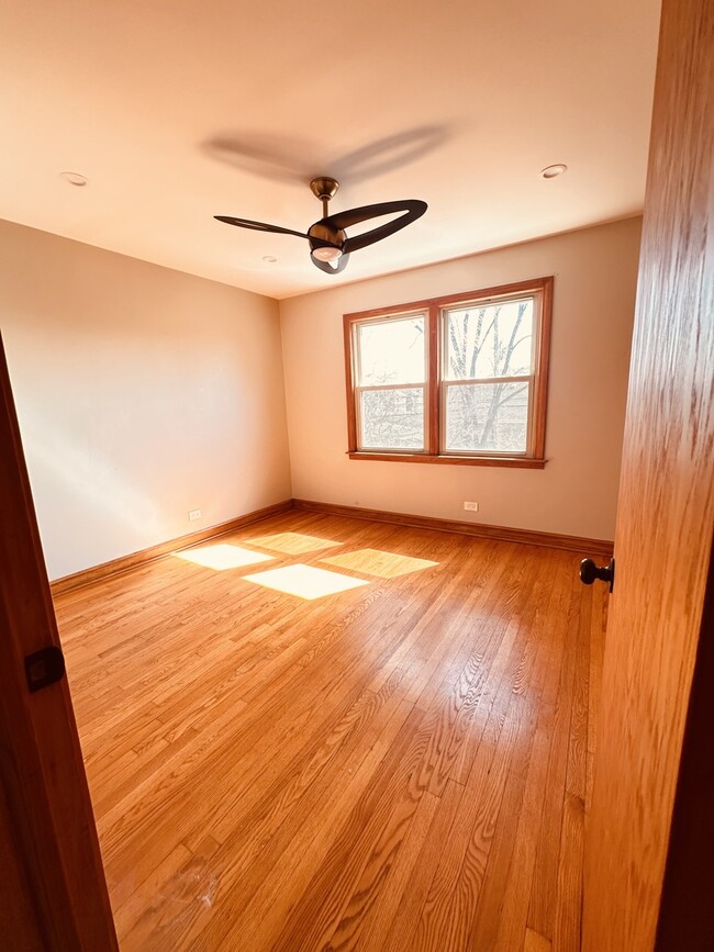 Building Photo - 2823 W 71st St