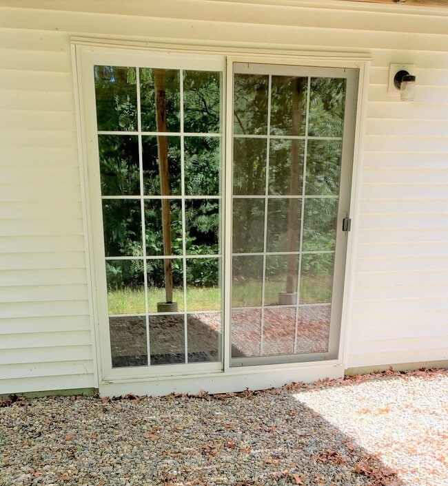 Building Photo - Spacious & Modern 2 bedroom Townhouse with...