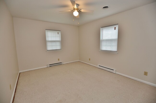 Building Photo - Waterfront Ranch Home - Excellent School Z...