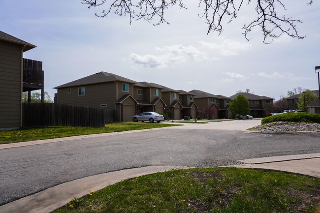Building Photo - 3-Bed Duplex w Garage + Fenced Yard