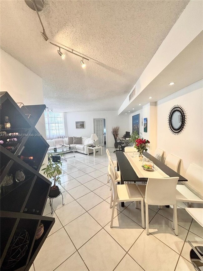 Building Photo - 999 Brickell Bay Dr