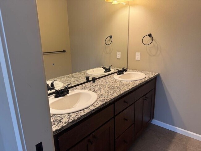 Building Photo - Spacious 3 Bedroom, 2.5 Bathroom Home in Prime Location