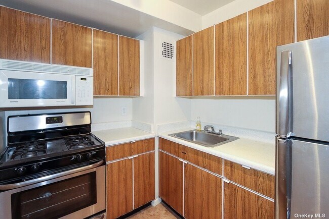 Building Photo - 107-40 Queens Blvd