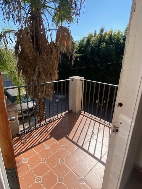 Private balcony - 1042 S Hudson Ave