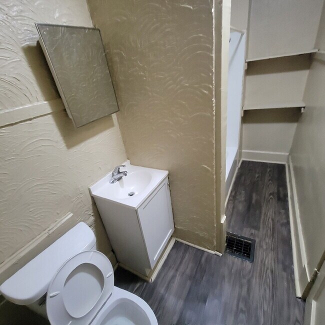 Building Photo - Westside 2BR Top-Floor Duplex