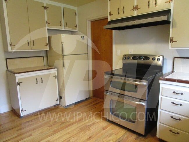 Building Photo - 3-Bed, 1.5-Bath Single-Family Home in the ...