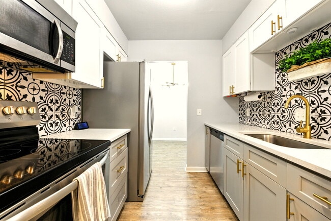 Building Photo - Welcome to Your New Home in the Heart of Denver!
