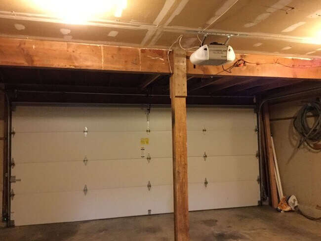 Building Photo - Very Cute and Spacious 3 BD & 2.5 Bath Home located in Kirkland-Finn Hill!