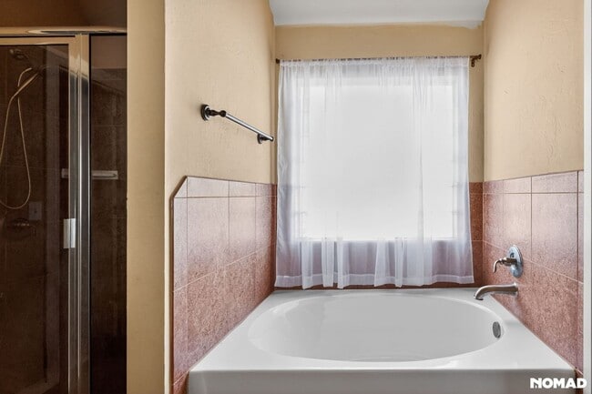 Building Photo - 941 NE 30th St