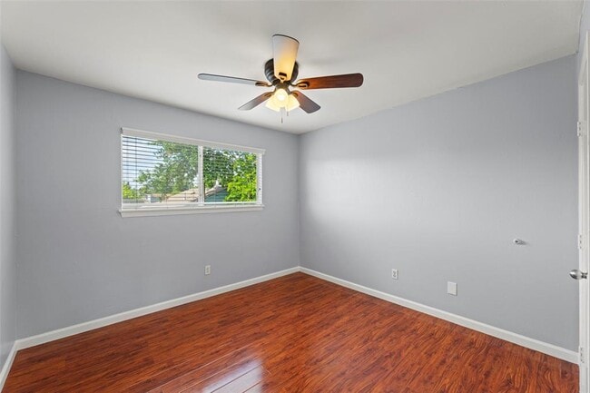 Building Photo - 11111 Midhurst Dr