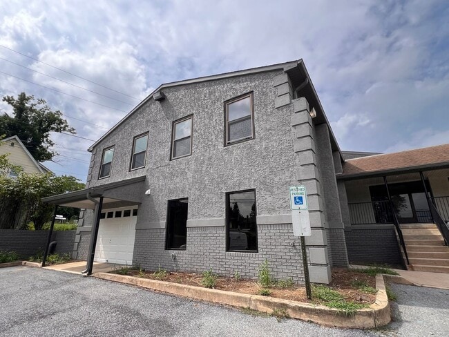 Building Photo - Brand New 2 bedroom Apartment in Parkland School District!