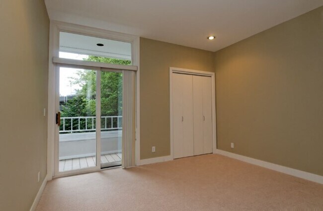 Building Photo - 2bd/2ba Bellevue Condo