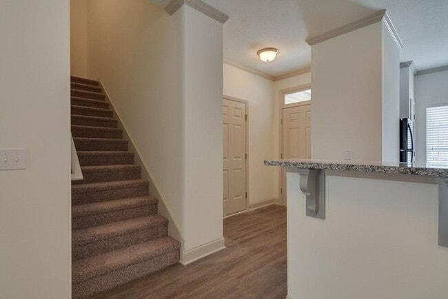 Building Photo - Beautiful End Unit Townhouse