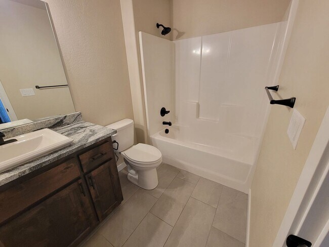 Building Photo - 3 Bedroom, 2.5 Bath Unit in Single Family ...