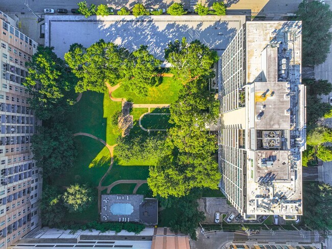 Building Photo - 2701 Westheimer Rd